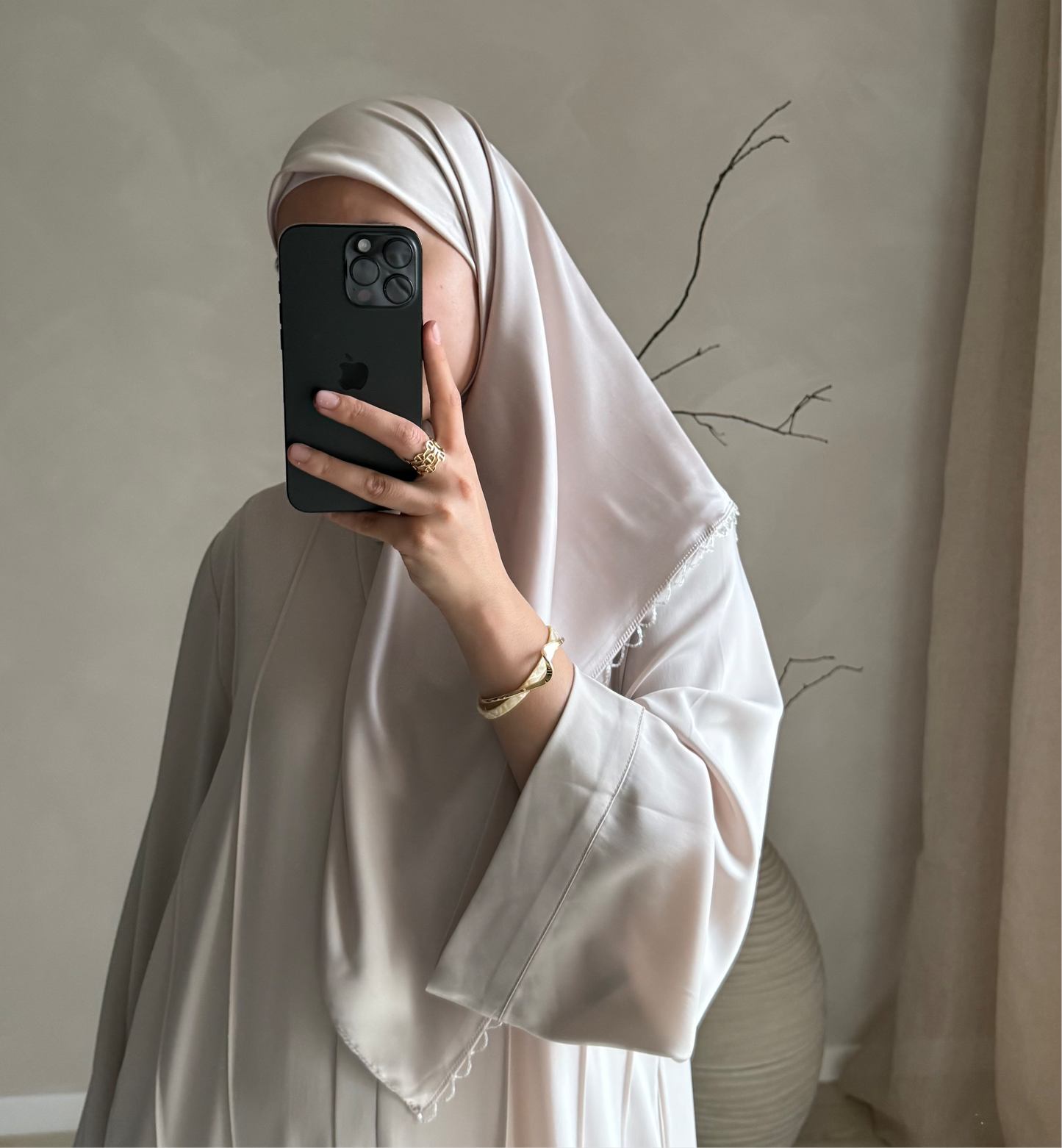 Hijab carré en satin, contour à perles