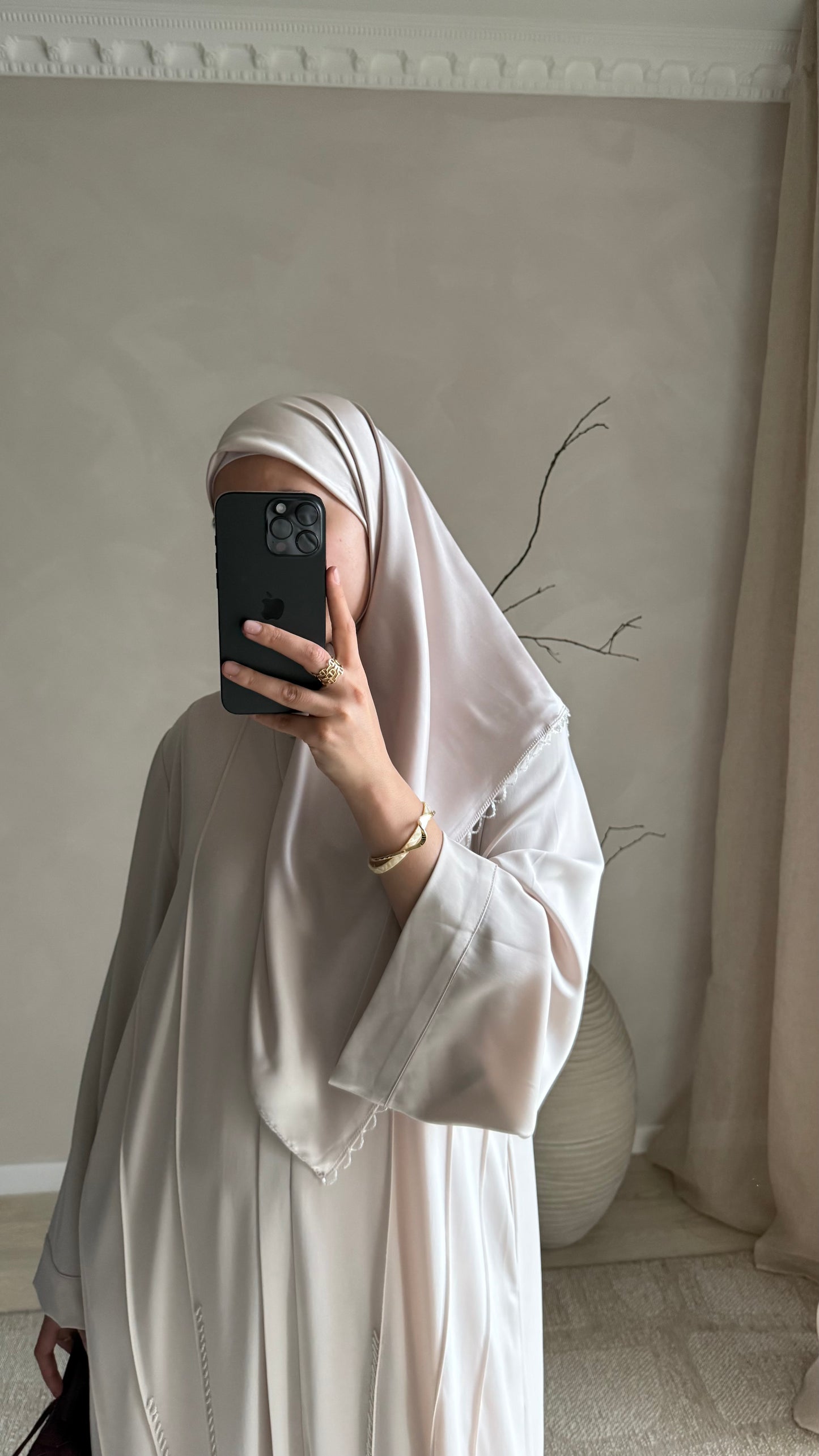 Hijab carré en satin, contour à perles
