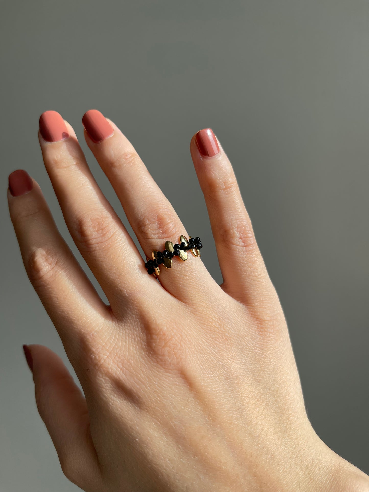 Bague perles noires