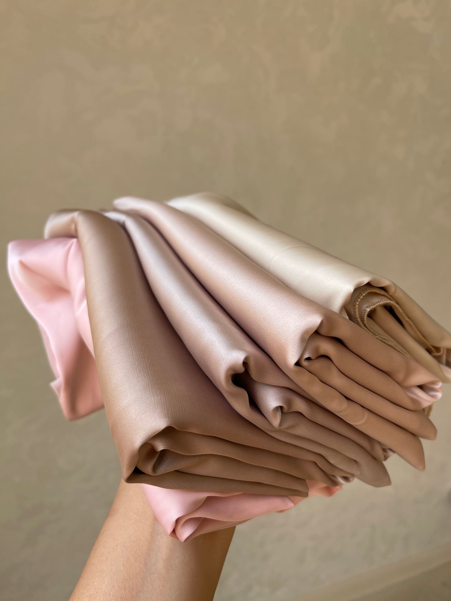 Hijabs satin bonnet intégré