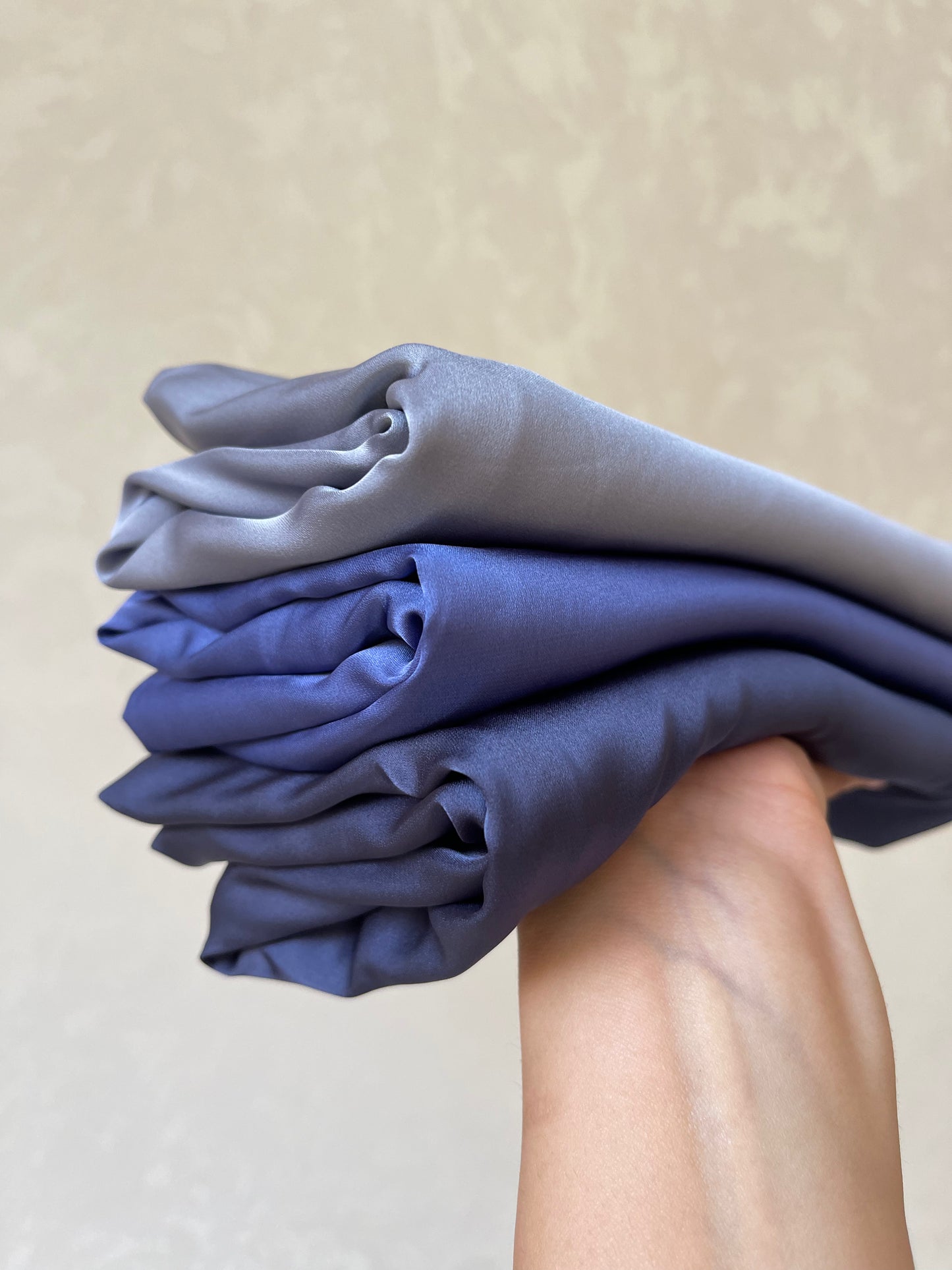 Hijabs satin bonnet intégré